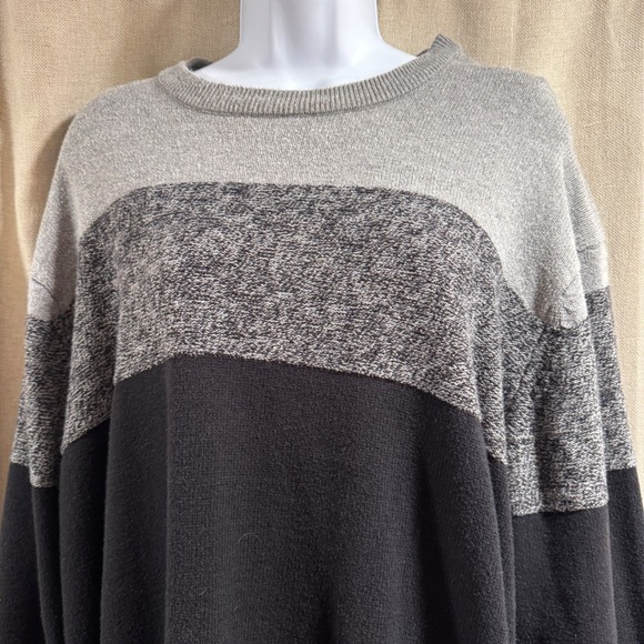 IZOD Mens XXL Sweater Color Block Crew‎ Neck Pullover Gray Black Knitwear - Picture 2 of 5